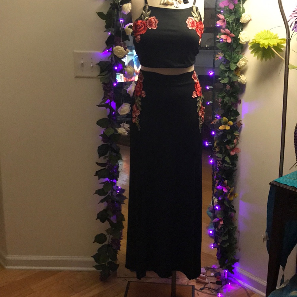 2 Piece Embroidered Strappy Crop Top Set - Picture 7 of 8
